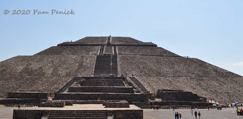 01_Teotihuacan_Pyramid_of_the_Sun-3.jpg