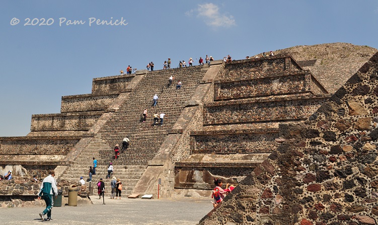 10_Teotihuacan_Pyramid_of_the_Moon_stairs-1.jpg