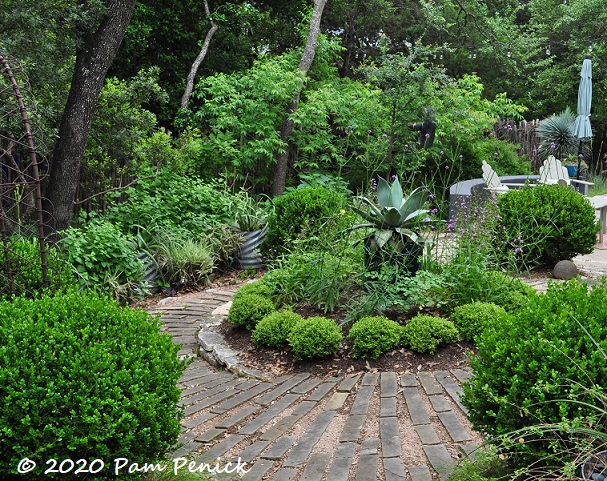 Circle_Garden_boxwoods-1.jpg