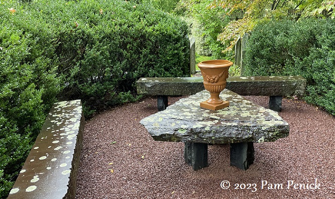 37_Castle_Garden_stone_seating_Hedge.jpg