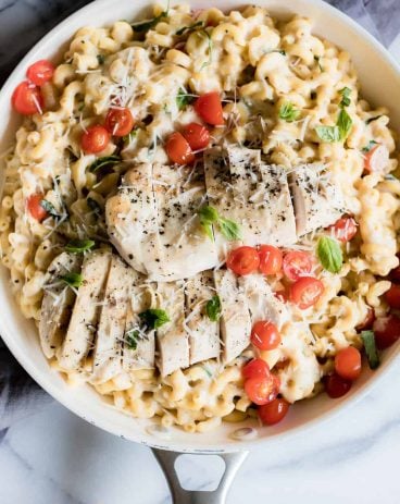 Chicken Caprese Mac and Cheese. A quick and easy one pot meal loaded with juicy chicken, cheesy pasta and fresh tomatoes and basil. Chicken Caprese Mac and Cheese. A quick and easy one pot meal loaded with juicy chicken, cheesy pasta and fresh tomatoes and basil.