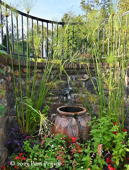 16_Pot_fountain_Papyrus.jpg