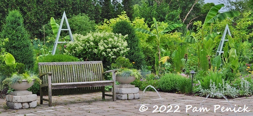 09_Bench_Fountains_Tuteurs_Bananas.jpg