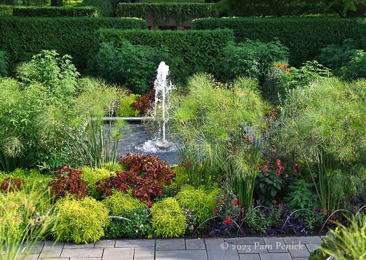 15_Square_fountain_Papyrus.jpg