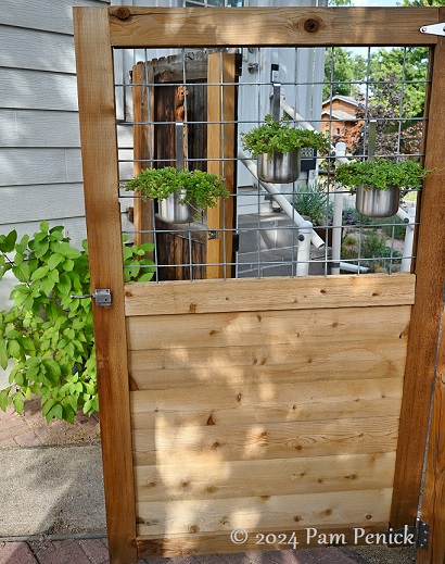 31_Hanging_containers_on_gate.jpg
