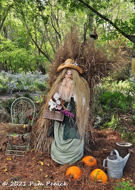 45_Gardener_lady_scarecrow.jpg