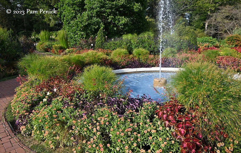 11_Round_fountain_flower_garden.jpg