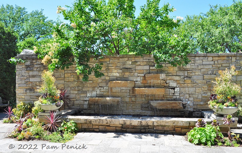 18_Succulent_planters_Wall_fountain.jpg