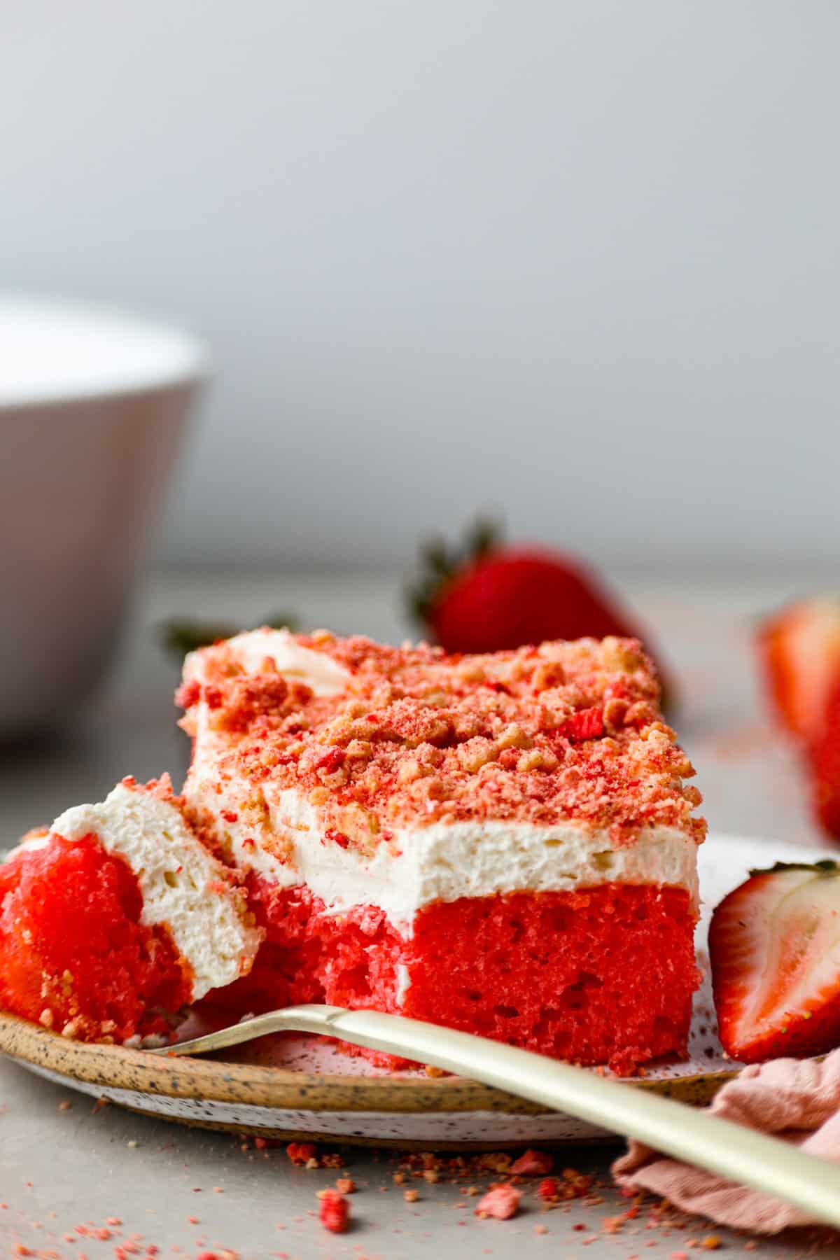 strawberry-crunch-cake-2-2.jpg