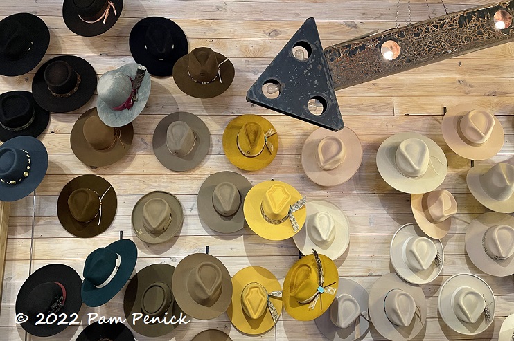 31_Western_hats_Arrow_sign.jpg