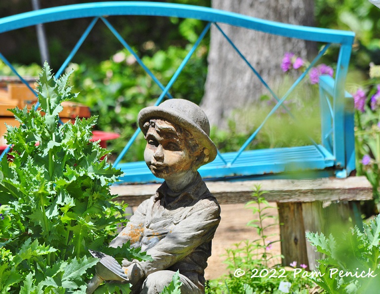 15_Blue_bench_Garden_statue.jpg