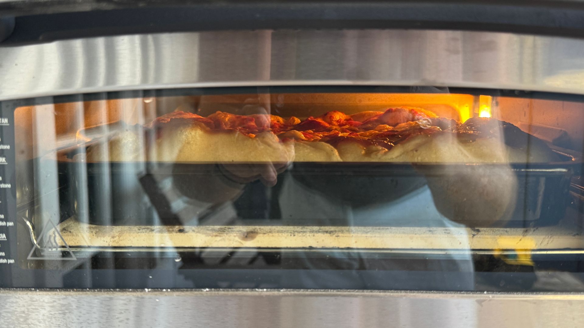 trying out a deep dish pizza in the cuisinart pizza indoor pizza oven
