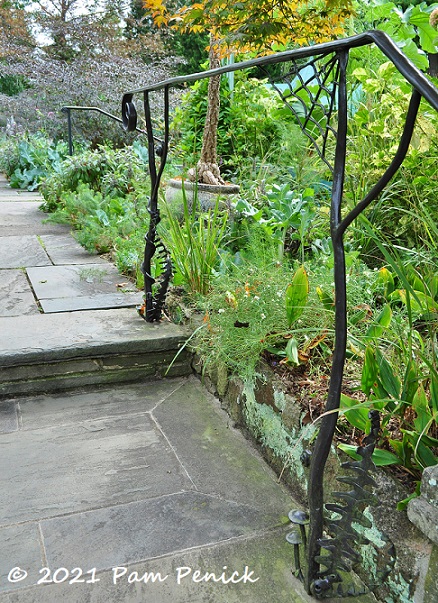 72_Decorative_wrought_iron_handrail.jpg