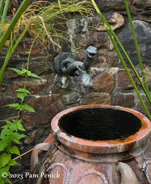 17_Pot_fountain_Dragon_spigot.jpg
