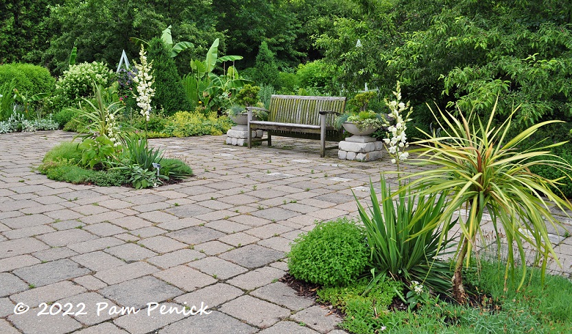 05_Island_gardens_in_plaza.jpg