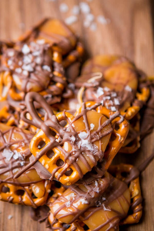 We cannot stop munching on these salted caramel pretzel snaps! They only take a couple of ingredients and no time at all to make! ohsweetbasil.com