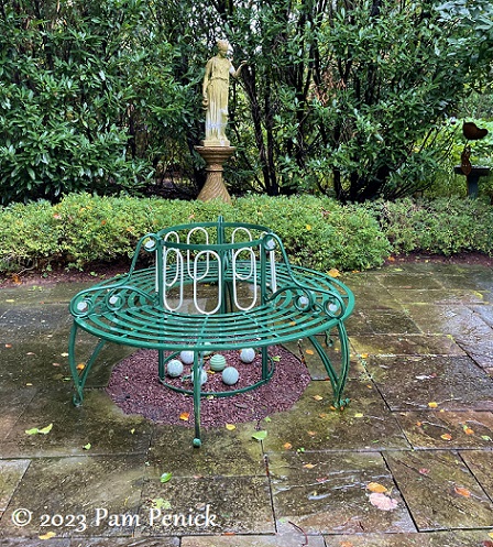 92_Circle_bench_Statue.jpg