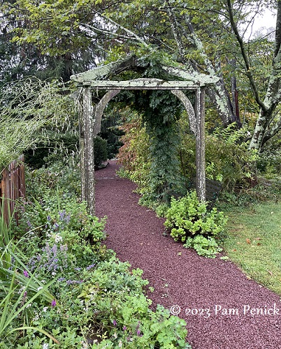 38_Mossy_arbor_Path.jpg
