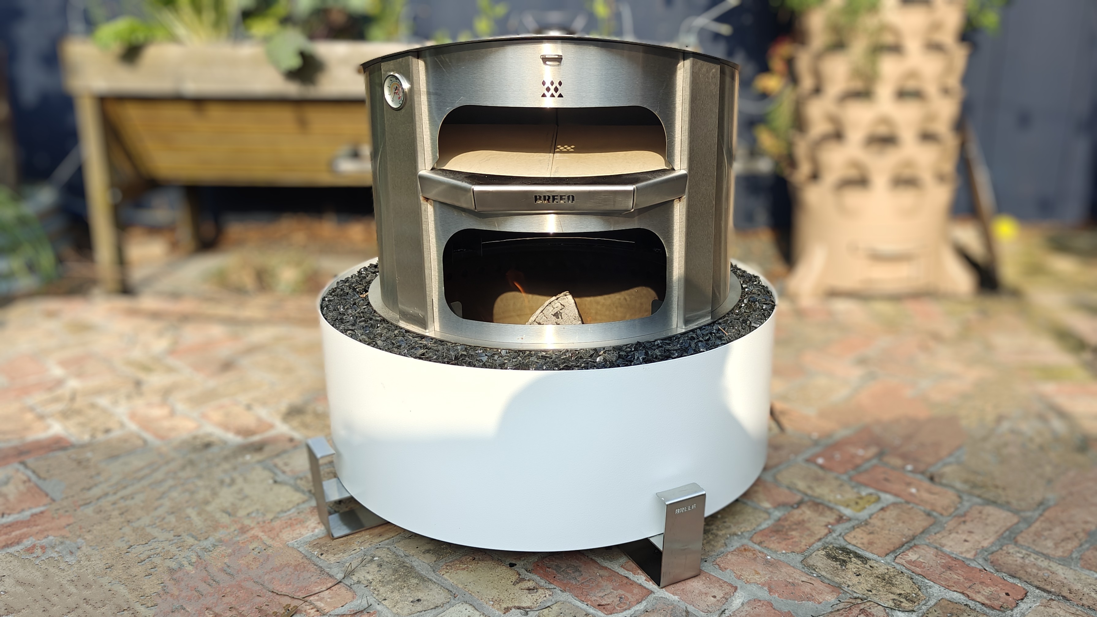 breeolive fire pizza oven being tested out in the yard