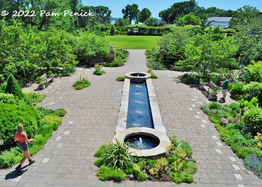 29_Plaza_fountain.jpg